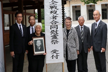 最後の連合艦隊司令長官小澤中将の御遺影と共に参拝された大穂孝子・園井様