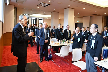 英霊の御霊に対し献杯 堀江正夫東部ニューギニア戦友・遺族会会長
