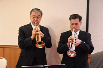 「海ゆかば」をトランペット演奏 堀田和夫氏・牟田春雄氏