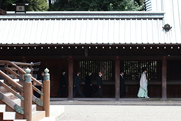 昇殿参拝に向かう参列者