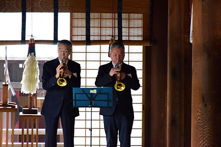 国歌斉唱の伴奏（左から堀田氏、佐々木氏）