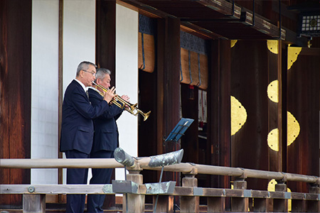 黙祷時「国の鎮め」を吹奏